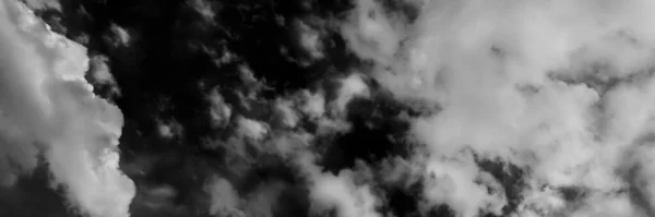 灰蒙蒙的乌云笼罩着漆黑的暴风雨般的天空.长条旗，蓝天白云 — 图库照片