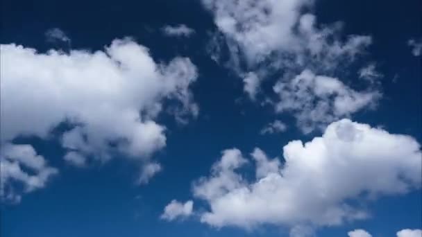 Dramatische hemel en wolken tijdspanne. 4k resolutie video. Gezwollen pluizig witte wolken hemel tijd verval. Achtergrond aanbidding christelijke concept. — Stockvideo