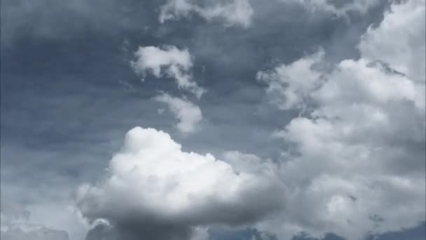Драматичне бурхливе небо і швидкий хмарний проміжок часу. Відео роздільної здатності 4k. Пухнасті пухнасті білі хмари проміжок часу неба. Фонове поклоніння християнській концепції — стокове відео