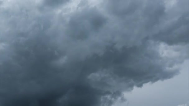 Dramático cielo tormentoso y nubes de movimiento rápido timelapse. Vídeo de resolución 4k. Nubes blancas esponjosas hinchadas cielo lapso de tiempo. Antecedentes adoración concepto cristiano — Vídeo de stock