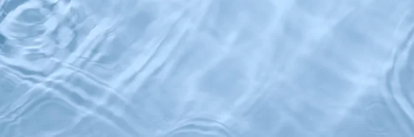 On powierzchnia światło na błękitny przezroczysty basen woda z wodny krąg. Modne abstrakcyjne faliste tło. Fale wodne w świetle słonecznym. Długi baner — Zdjęcie stockowe