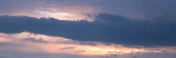 Prachtige dramatische avondlucht in blauwe, gele en oranje kleuren. Zonsondergang hemel. Lange spandoek. — Stockfoto