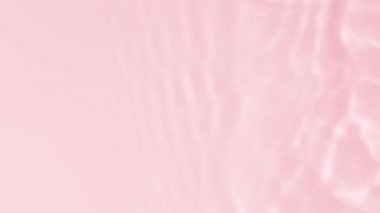 Dalgalar ve dalgalar yavaş çekimde tam HD video afişi pembeyle ayarlandı. Güneş yansımaları ile su dokusu örtüşür. Organik açık gri damla gölge yakıcı etkisi.