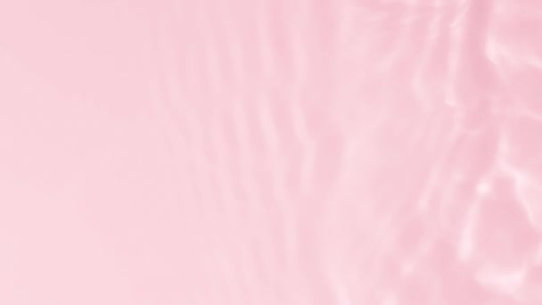 Onde e increspature sul banner video Full HD al rallentatore dell'acqua tonificato in rosa. Texture acquosa con riflessi solari effetto sovrapposizione. Effetto caustico grigio chiaro organico ombra goccia. — Video Stock