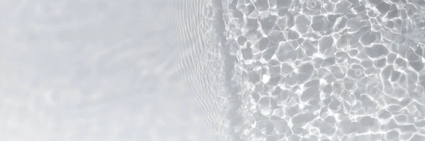 Textura de agua con ondas en el efecto de superposición de agua para foto o maqueta. Orgánica gris claro caída sombra efecto cáustico con refracción de onda de la luz. Banner largo con espacio vacío — Foto de Stock