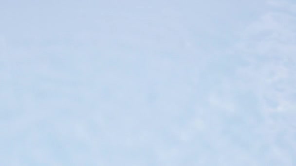 Vista de perto sobre a textura da água com círculos de água e gotas sobre o efeito de sobreposição de água. Luz orgânica cinza gota sombra efeito cáustico com refração de onda de luz. Banner de vídeo em câmera lenta em azul — Vídeo de Stock