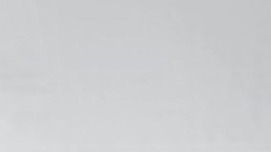 Su dokusuna yakın görünüm ve su üzerindeki dalgalar video modellemesi için etki yaratıyor. Işığın dalga kırılma etkisiyle organik açık gri gölge etkisi. Yavaş çekim tam HD video pankartı.