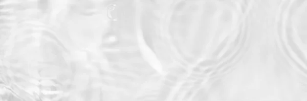 Texture de l'eau avec des reflets solaires sur l'effet de superposition de l'eau pour la photo ou la maquette. Ombre portée gris clair organique effet caustique avec réfraction des ondes de lumière. Bannière longue avec espace de copie. — Photo
