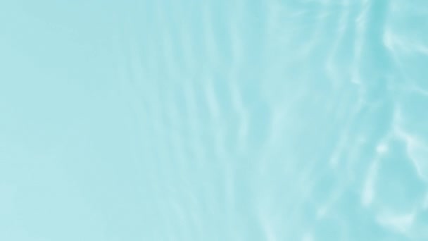 Ondas e ondulações na água câmera lenta Full HD banner de vídeo tonificado em azul. Textura de água com reflexos solares efeito de sobreposição. Luz orgânica cinza gota sombra efeito cáustico. — Vídeo de Stock