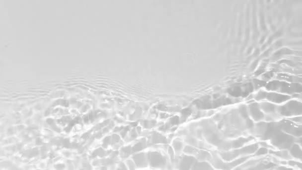 用波和光的反射近距离观察水的纹理 视频模拟中的水覆盖效果 有机光灰滴阴影烧蚀效果与光的波折射 慢动作全息高清 — 图库视频影像