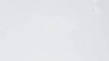 Su dokusuna yakın görünüm ve su üzerindeki dalgalar video modellemesi için etki yaratıyor. Işığın dalga kırılma etkisiyle organik açık gri gölge etkisi. Yavaş çekim tam HD video pankartı.