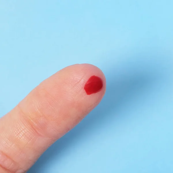 Drop Blood Fingertip Isolated Blue Background Concept Diagnosis Diabetes — ストック写真