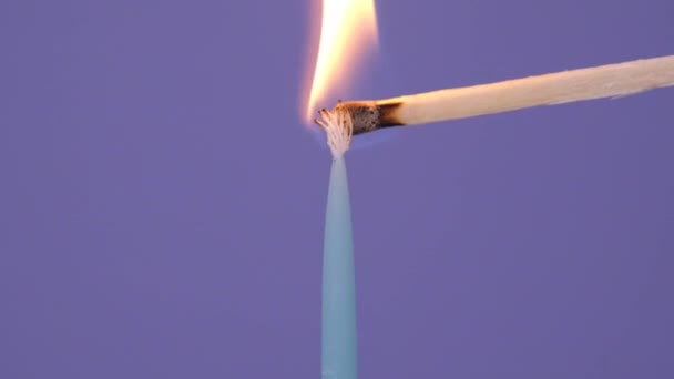 Одна Блакитна Свічка Горить Фіолетовому Тлі Крупним Планом Матчі Запалює — стокове відео