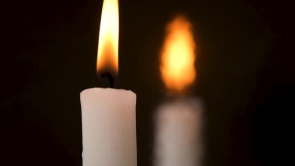 Ένα Λευκό Κερί Μαύρο Φόντο Καθρέφτη Ένα Κερί Σβήνει Όμορφος — Αρχείο Βίντεο
