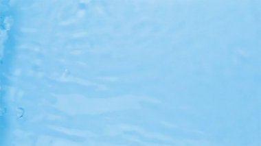 Su dokusunu, su damlaları ile kaplama efektiyle, video modellemesi için kapatın. Işığın dalga kırılması ile birlikte organik mavi gölge yakıcı etkisi. 4K çözünürlük video pankartı