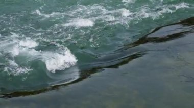 Okyanus dalgalarının yavaşça kıyıya vuruşunu ve denize dönüşünü yakından gösteren güzel bir yavaş çekim. Deniz dalgaları ve köpük yaklaşıyor..