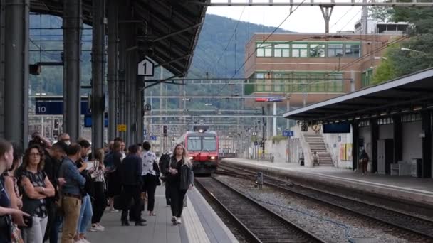 Olten Schweiz 2022 Utsikt Över Järnvägsstationen Byggnader Kommande Tåg Och — Stockvideo