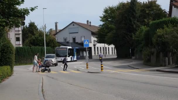 Zofingen Suiza 2022 Vida Cotidiana Zofingen Una Madre Sus Hijos — Vídeos de Stock