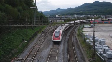 Olten, İsviçre - 19.09.2022: Gelen tren, tren yolu ve Olten, İsviçre 'deki yolcuların görüş açılarını kapatın. 4K çözünürlük videosu