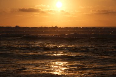 Atlantik Okyanusu 'nun boş sahillerindeki yüksek dalgaların güzel manzarası. Terk edilmiş güzel okyanus kumsalı.
