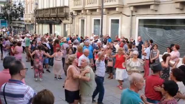 ブラガ ポルトガル 2022 ブラガの中央広場では 旧市街の中心部で 人々はリラックスし 国家ポルトガル民謡に踊ります — ストック動画