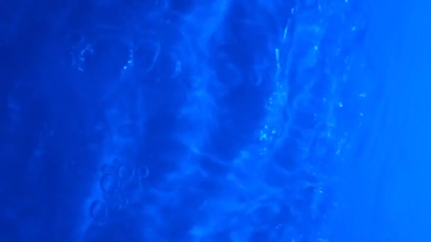 ネオンブルー滴 スプラッシュや波と水のグラデーションテクスチャ ライトスローモーションビデオバナーの屈折とネイビーブルーのグラデーションでトーン有機水 — ストック動画