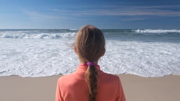 Дівчинка Довгим Волоссям Дивиться Узбережжя Атлантичного Океану Хвилі Піною Біч — стокове відео