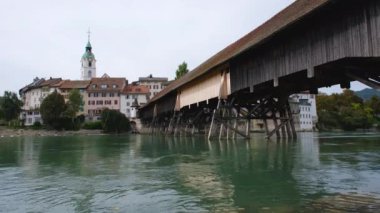 Olten, İsviçre - 19.09.2022: Olten, Aare ve Eski ahşap köprü ve St. Martin Kilisesi, Olten 'deki Katolik cemaatinin kalbidir.