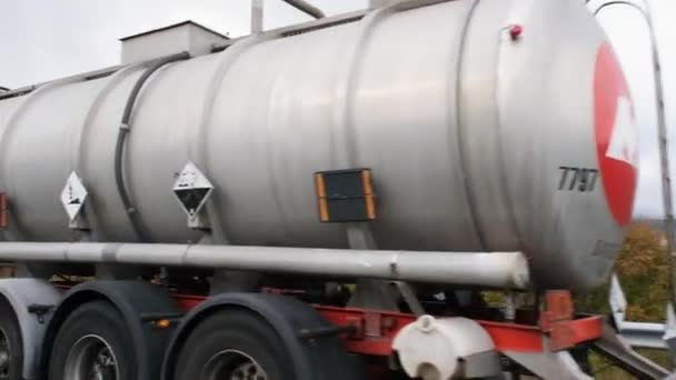 베를린 2022 도로에서 휘발유 운행되는 가까이 수있다 휘발유 트럭은 속도로 — 비디오