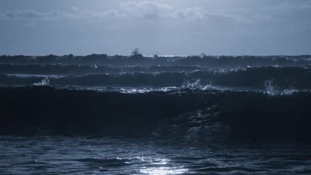 Bella Vista Sulle Onde Alte Sulla Costa Vuota Dell Oceano — Video Stock