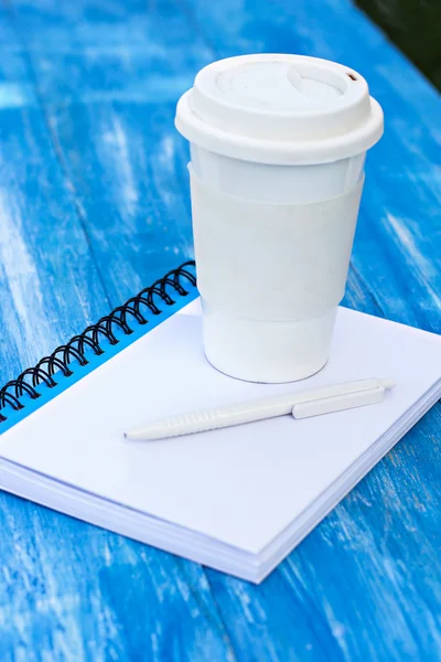 Diário, um copo de café e caneta — Fotografia de Stock