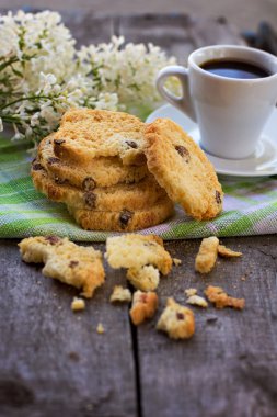 bir fincan kahve ve bisküvi