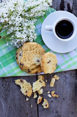 bir fincan kahve ve bisküvi