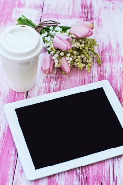 tablet bilgisayar, bir bardak kahve ve nilüfer Vadisi ve t