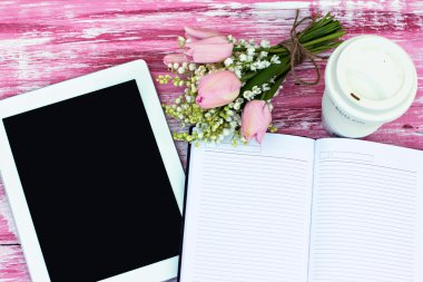 günlüğü, tablet bilgisayar, bir bardak kahve ve valle Zambakları