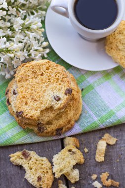 bir fincan kahve ve bisküvi