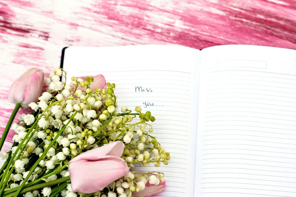 Vermelding in het dagboek "miss you" en lelietje-van-dalen — Stockfoto