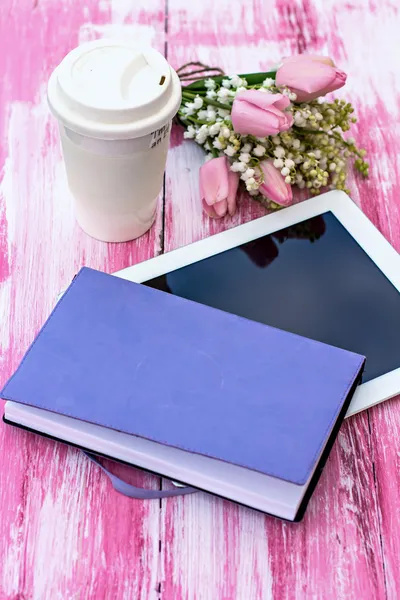 Deník, tabletový počítač, sklenice kávy a lilie valle — Stock fotografie