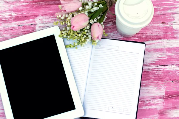 günlüğü, tablet bilgisayar, bir bardak kahve ve valle Zambakları