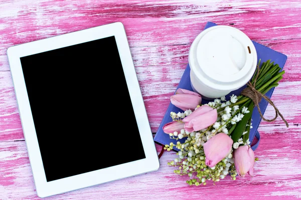 günlüğü, tablet bilgisayar, bir bardak kahve ve valle Zambakları