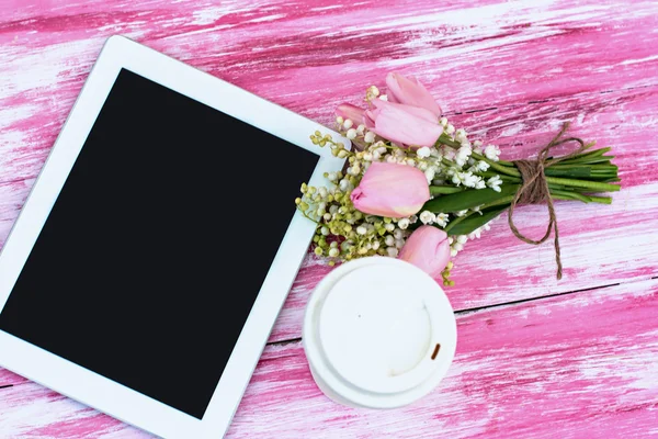 tablet bilgisayar, bir bardak kahve ve nilüfer Vadisi ve t