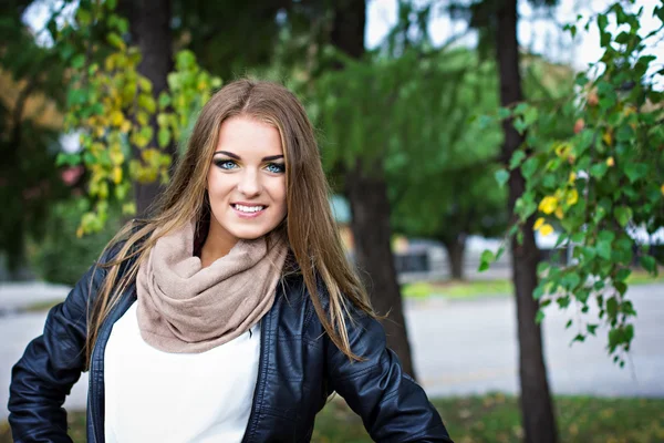 Hermosa mujer joven en el parque de otoño — Foto de Stock