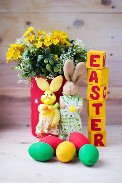 Composizione pasquale con coniglietti e uova — Foto Stock
