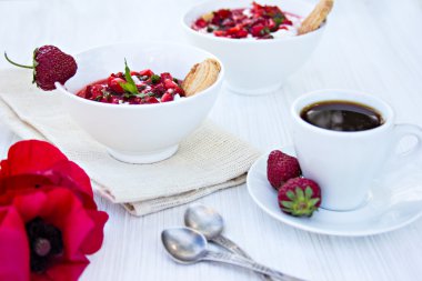 süzme peynir çilek ve kahve