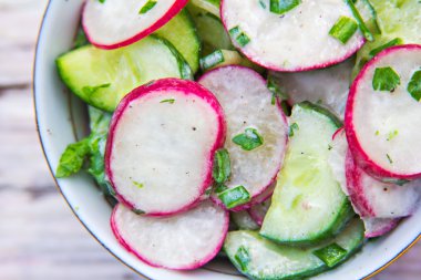 Bahar turp ve salatalık salatası