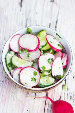 Bahar turp ve salatalık salatası