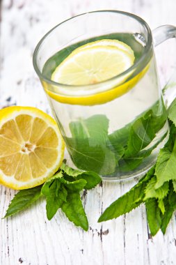 Nane ve limon ile çay 