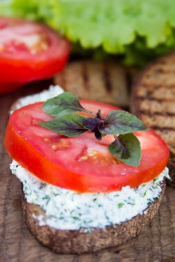 Peynirli ekmek ve domates.