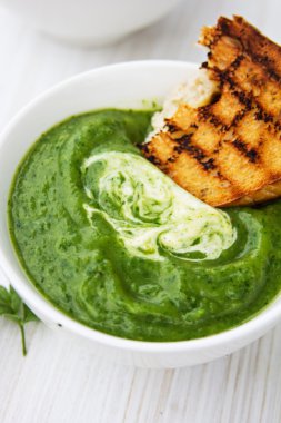 Yeşil çorbayı püre