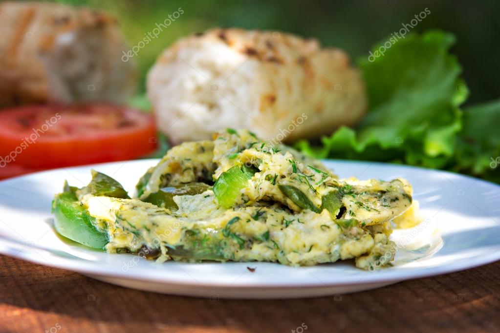 Frittata con erbe aromatiche e pepe — Foto Stock ...